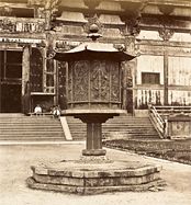 Lanterne devant la salle du Grand Bouddha