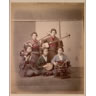 Groupe de cinq musiciennes jouant du tambour et du shamisen