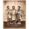 Groupe de trois hommes aïnous à Hokkaidō